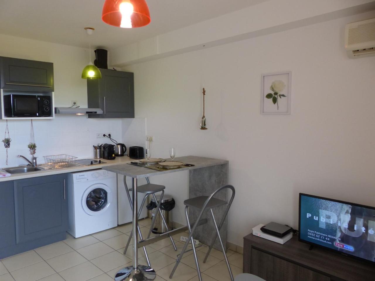 Studio LE PETIT COIN CHARMANT avec piscine à Saint-clotilde pour 2 personnes Sainte-Clotilde Esterno foto